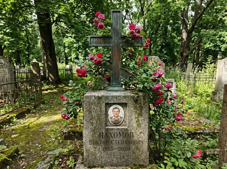 Бронзовый крест с розами на гранитной плите в Саратове