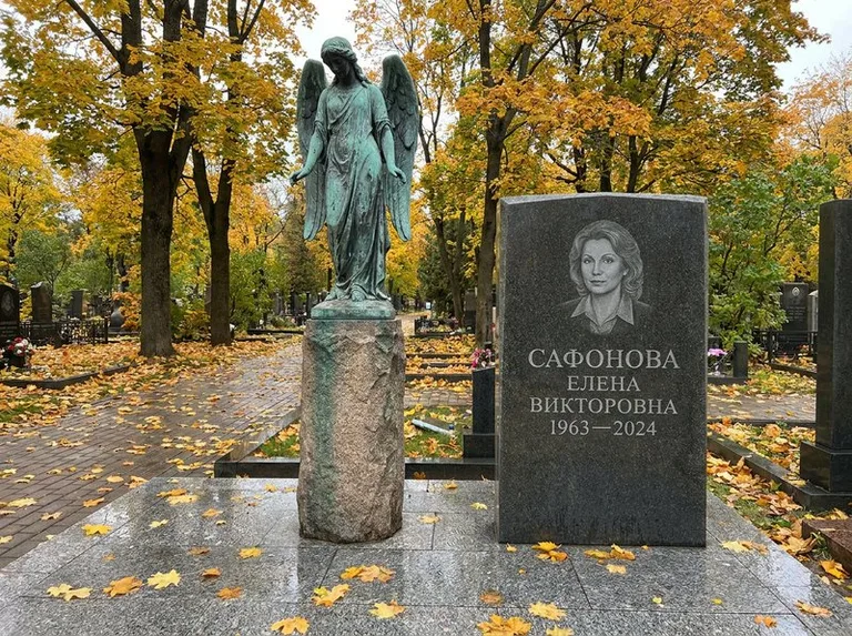 Бронзовый ангел на колонне рядом с памятником в Саратове