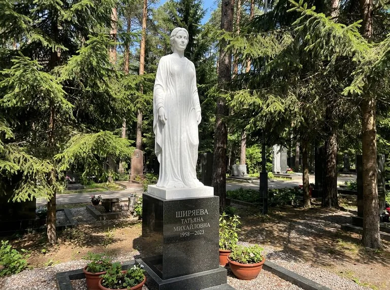 Ростовая женская фигура с портретным сходством на мемориале в Саратове