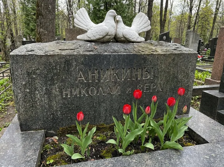 Пара голубей из литьевого мрамора на гранитной плите в Саратове