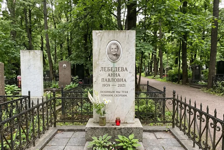 Уборка могилы до и после осенью — городское кладбище в Саратове
