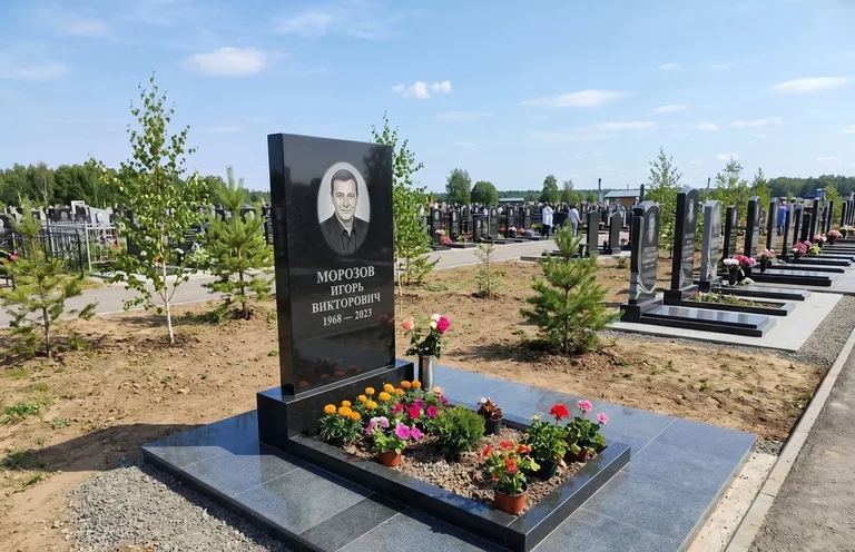Уборка могилы со скамьёй до и после в Саратове