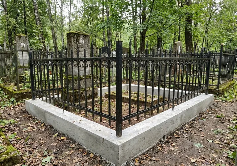 Установка ограды на бетонный поребрик по периметру в Саратове