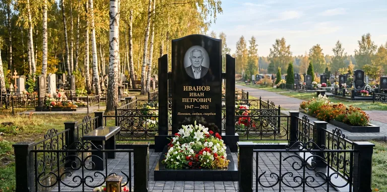 Мемориальный комплекс с цветником и оградой в Саратове