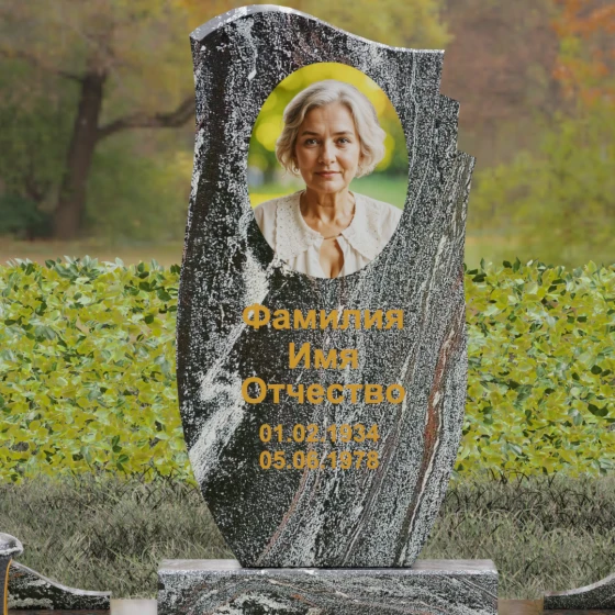 Мемориал с асимметричной стелой — волной, гранит амфиболит, в Краснодаре