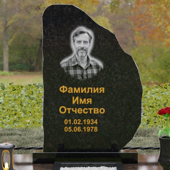 Гранитный вертикальный монумент в Казани, гранит Габбро-диабаз