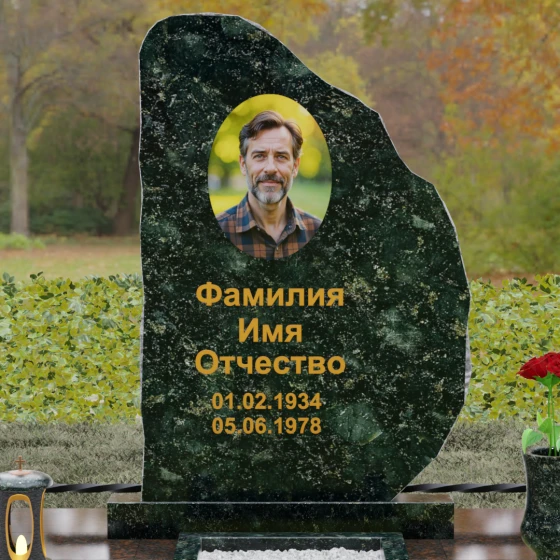 Гранитный вертикальный монумент в Казани, гранит Балтик грин