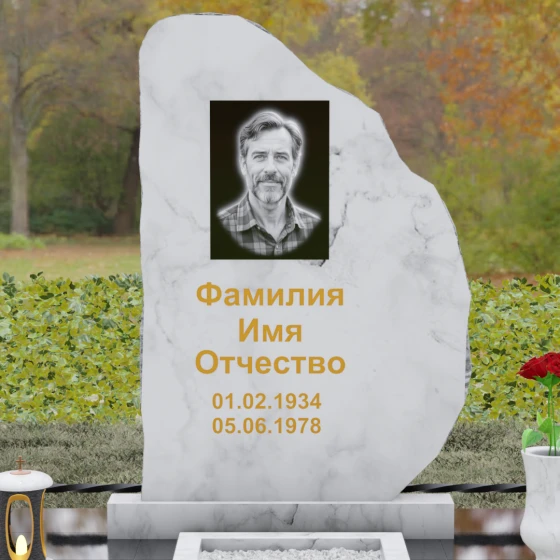 Гранитный вертикальный монумент в Казани, мрамор Тассос