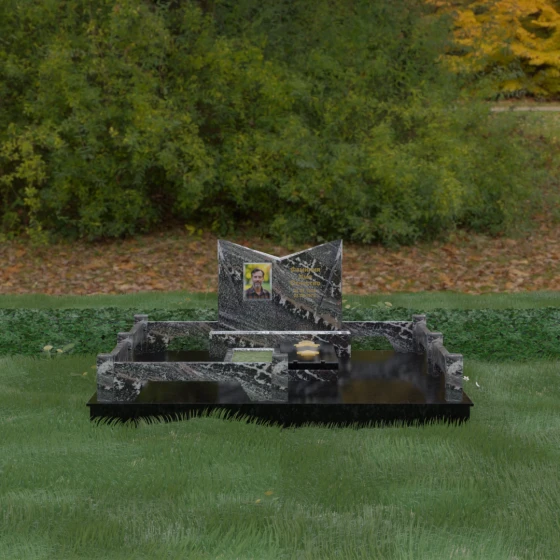 Комбинированный вертикальный памятник для одного в Набережных Челнах, гранит амфиболит, вид 2