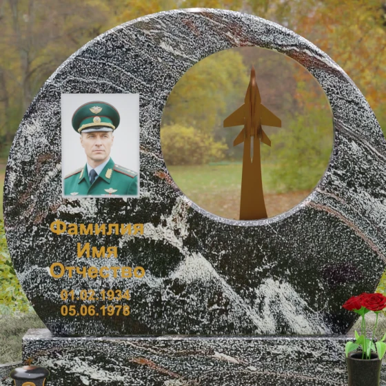 Горизонтальный памятник из гранита и металла в Набережных Челнах, гранит амфиболит