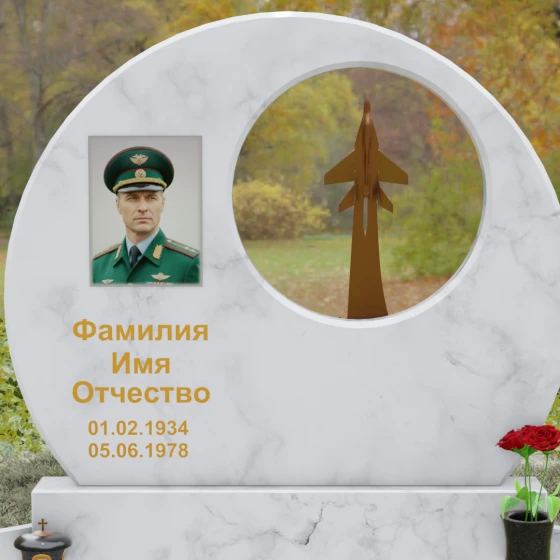 Горизонтальный памятник из гранита и металла в Набережных Челнах, мрамор Тассос