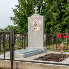 Пластиковый памятник с крестом