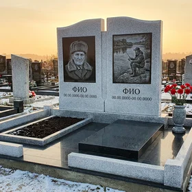 Гранитный памятник рыбаку с аркой с речным сюжетом