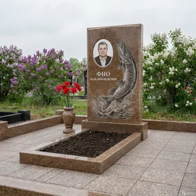 Гранитный памятник рыбаку со спиннингом