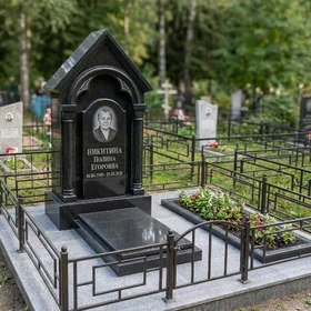 Памятник-часовня из чёрного гранита
