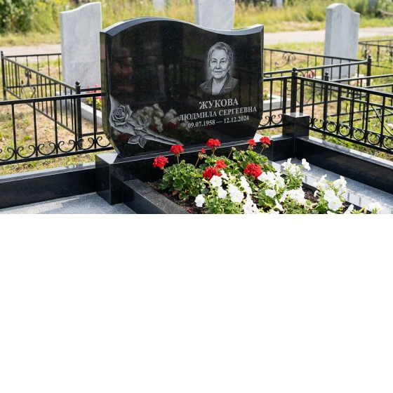 Волнообразная стела с розой из черного габбро-диабаза
