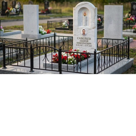 Мемориал с горящей свечой из белого мрамора