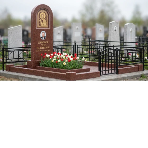 Памятник с иконой Христа из лезниковского гранита