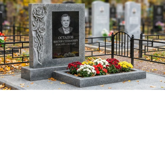 Памятник с розой на стеле из мансуровского гранита с черной вставкой