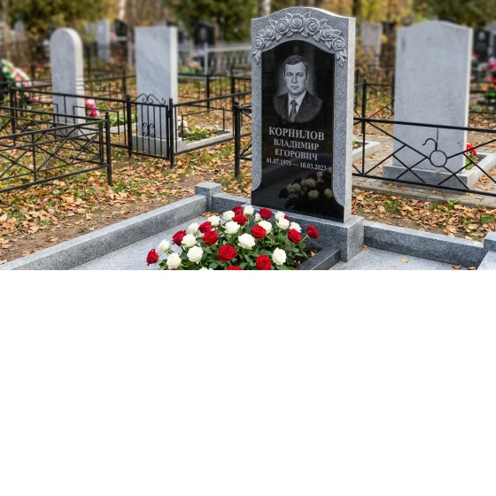 Памятник с гирляндой роз из мансуровского гранита