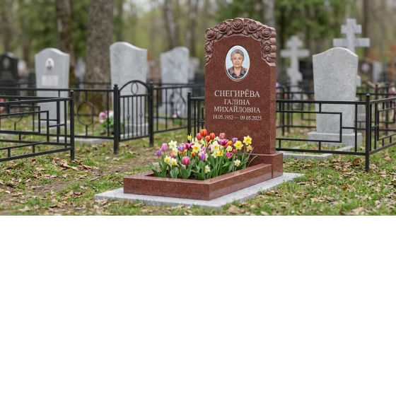 Памятник с гирляндой роз из лезниковского гранита