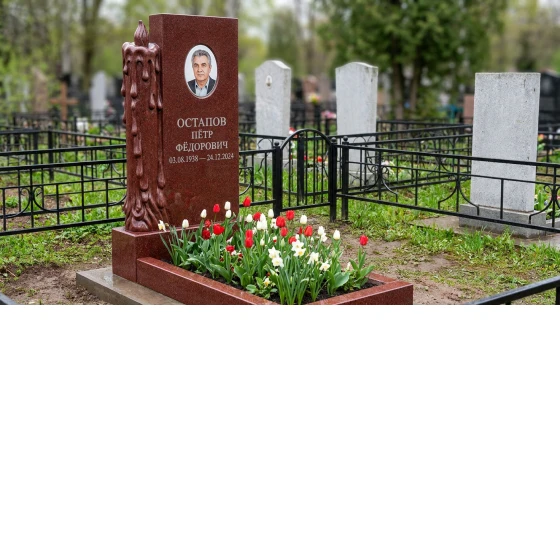 Памятник со свечой из лезниковского гранита с фигурной резьбой