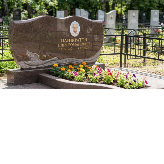 Памятник с лебедем на волне из дымовского гранита