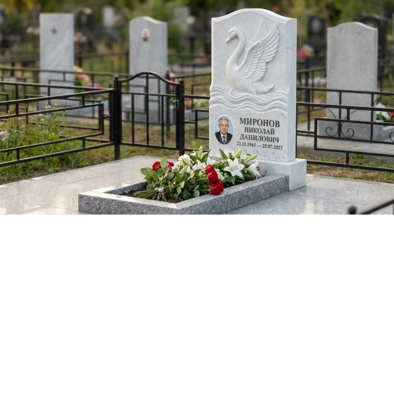Памятник с лебедем в волнах из белого мрамора