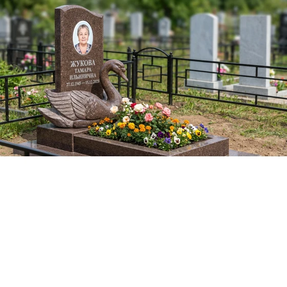 Памятник с лебедем из дымовского гранита