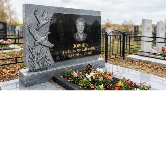 Памятник с журавлями из мансуровского гранита с черной вставкой
