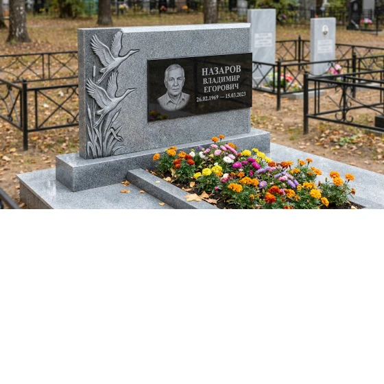Памятник с клином журавлей из мансуровского гранита с черной вставкой
