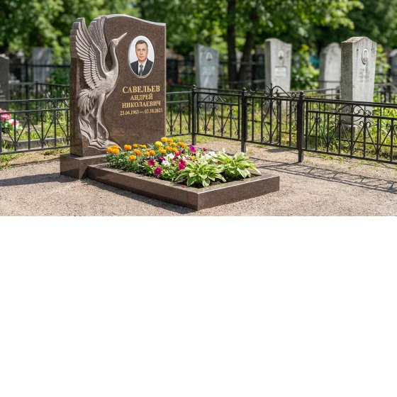 Памятник с журавлями из дымовского гранита с фотокерамикой