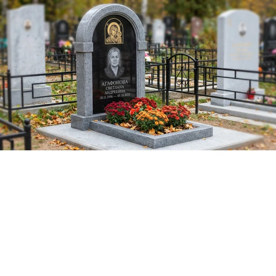 Памятник с иконой Богородицы из мансуровского гранита с черной вставкой