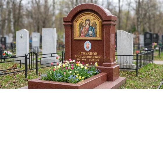 Памятник-часовня с мозаичной иконой из лезниковского гранита