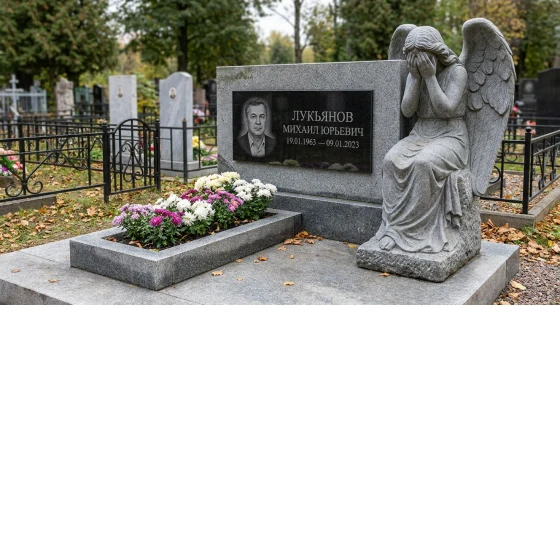 Памятник с коленопреклоненным ангелом из мансуровского гранита