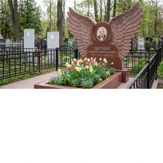 Памятник с крылом ангела из лезниковского гранита с портретом