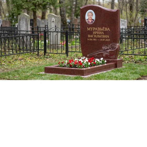 Памятник с розой из лезниковского гранита с портретом