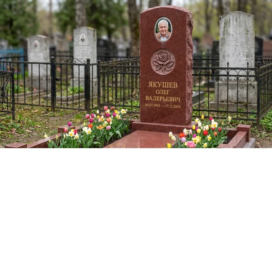 Памятник с розой в медальоне из лезниковского гранита с портретом