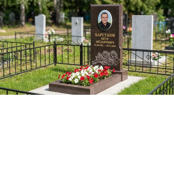 Памятник с тремя розами из дымовского гранита с портретом