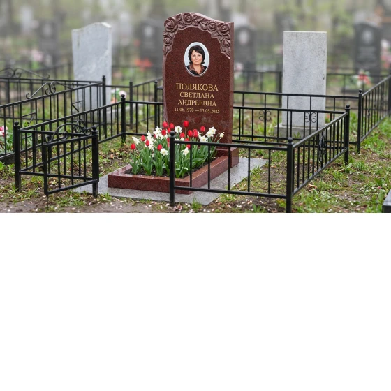 Памятник с гирляндой роз из лезниковского гранита с портретом