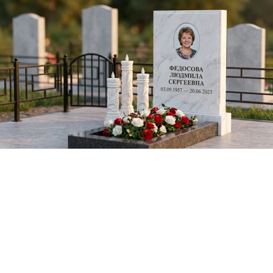 Памятник с тремя свечами из белого мрамора с портретом