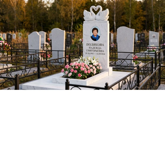 Памятник с парой лебедей из белого мрамора с портретом