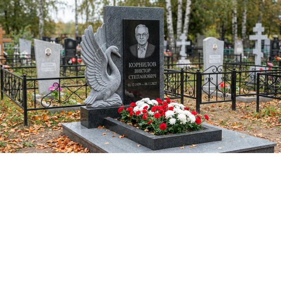 Памятник с лебедем из мансуровского гранита с распахнутыми крыльями