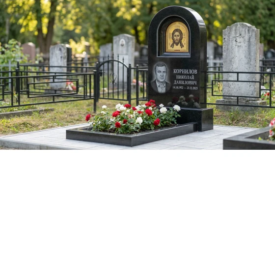 Памятник с иконой Христа из габбро-диабаза с золочёным нимбом