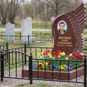 Памятник с крылом ангела из красного лезниковского гранита с фотопортретом