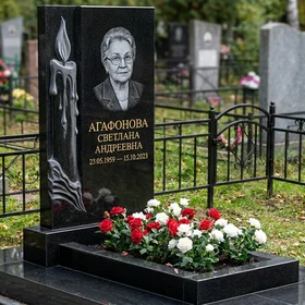 памятник с горящей свечой из габбро-диабаза с фотопортретом