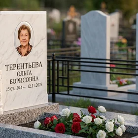 Памятник с мраморной свечой и портретом из белого мрамора