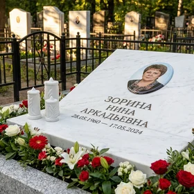 памятник с портретом и свечой из белого мрамора