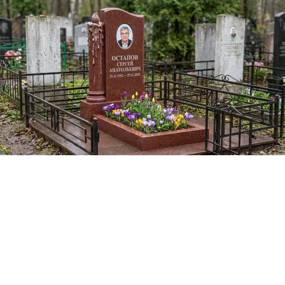 памятник с пламенной свечой из красного гранита с портретом