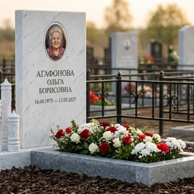 Памятник с белой свечой из белого мрамора с портретом